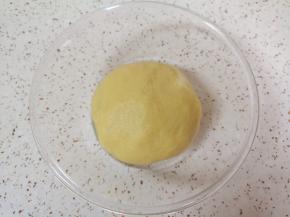 揉好的面团取出整形，放入盆里盖上保鲜膜发酵至两倍大。 