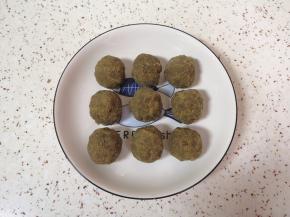 自己炒的绿豆沙馅分成20g一份。 