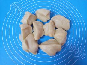 发酵好的面团拍打排气，分成9等份。 