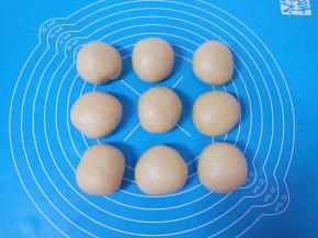 揉光滚圆，盖上保鲜膜松弛10分钟左右。 