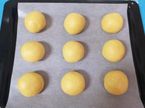 烤盘里铺油纸，放上做好的喜饼生胚。 