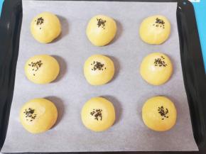 表面刷上一层水，撒上熟黑芝麻。 