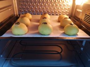 烤箱调至“发酵”功能，将喜饼生胚放入烤箱，40°二次发酵20分钟。 