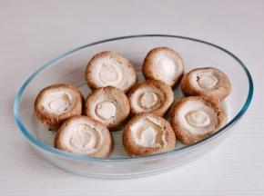 香菇根减掉，冲洗干净。