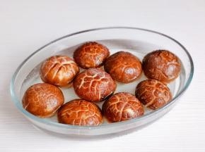 放入清水中，撒上一勺盐泡5分钟。