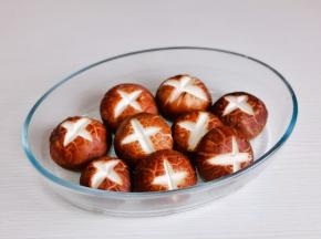 捞出挤干水分，切十字花刀。