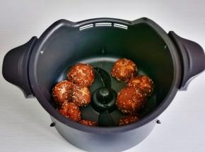 香菇倒入炸篮中。