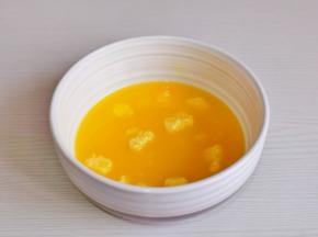 黄油隔水融化。