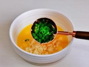 加入葱花。