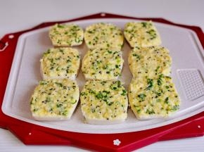 用小勺均匀涂抹在每片馒头上。