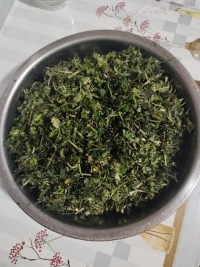 切好的香菜装进大盆中！