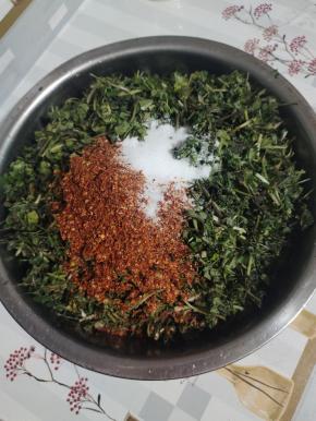 放入一大勺辣椒面和适量的盐！（喜欢吃辣的朋友可以多放一点辣椒面，盐的用量要比平时炒菜稍微咸一点，太淡了容易变质，太咸了发苦不好吃！你可以边放边尝一下味道，适当调整用量！）