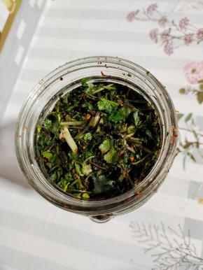 装进无油无水的玻璃瓶中，按压紧实！