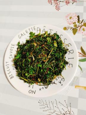 吃的时候，用干净无油无水的筷子取一点，淋上香油即可食用！