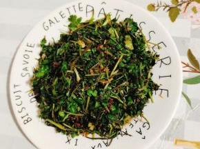 吃的时候，用干净无油无水的筷子取一点，淋上香油即可食用！