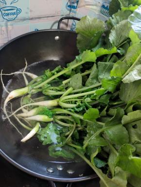 水开，先把萝卜缨根部放在开水锅里烫一分钟左右！