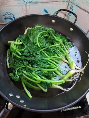 再把萝卜缨叶子一起放进去焯烫10秒钟左右！（萝卜缨打蔫了就可以了！）