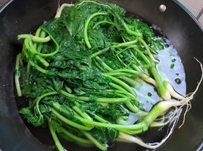 再把萝卜缨叶子一起放进去焯烫10秒钟左右！（萝卜缨打蔫了就可以了！）