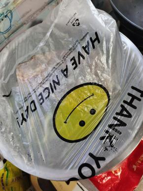 盖上保鲜膜或者用一个大一点儿的袋子套在盆子上，促进发酵！（急着吃的也可以把淘米水煮开或者无油的面汤倒进去，这样可以更加快速的促进酸菜的发酵！）