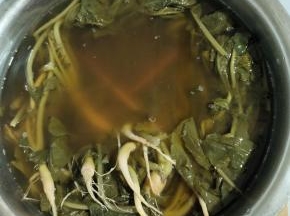 一周左右萝卜缨酸菜就发酵好了！可以吃了！