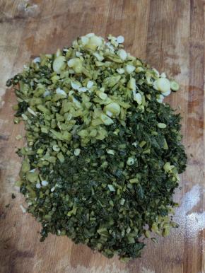 取一点萝卜缨酸菜，清洗干净，切碎！