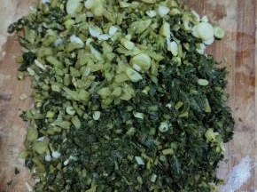 取一点萝卜缨酸菜，清洗干净，切碎！