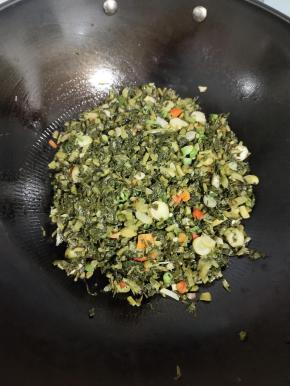 起锅烧油，放入蒜瓣，生姜，干辣椒爆香，再放入萝卜缨酸菜翻炒均匀，放入适量的盐翻炒均匀，再放入青红辣椒翻炒片刻，起锅前放入适量的鸡精翻炒均匀即可食用！