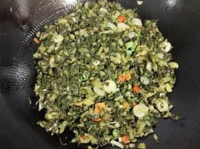 起锅烧油，放入蒜瓣，生姜，干辣椒爆香，再放入萝卜缨酸菜翻炒均匀，放入适量的盐翻炒均匀，再放入青红辣椒翻炒片刻，起锅前放入适量的鸡精翻炒均匀即可食用！