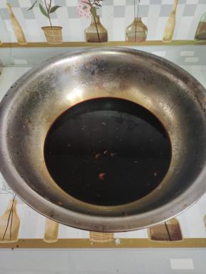 碗中放入生抽200克 老抽800克，白糖200克，白酒30克，鸡精25克，胡椒粉25克，盐80克搅拌均匀调成料汁儿！（这个配料表是10只鸭子(或者10斤五花肉)的用量！我今天的用料汁儿是前几天腌制酱腊肉剩下的汤汁儿，倒掉太可惜了，就把冰箱两只鸭子解冻，拿来做酱板鸭吃了！物尽其用嘛！嘻嘻嘻嘻！）