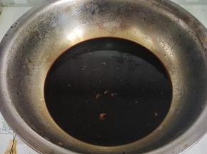 碗中放入生抽200克 老抽800克，白糖200克，白酒30克，鸡精25克，胡椒粉25克，盐80克搅拌均匀调成料汁儿！（这个配料表是10只鸭子(或者10斤五花肉)的用量！我今天的用料汁儿是前几天腌制酱腊肉剩下的汤汁儿，倒掉太可惜了，就把冰箱两只鸭子解冻，拿来做酱板鸭吃了！物尽其用嘛！嘻嘻嘻嘻！）