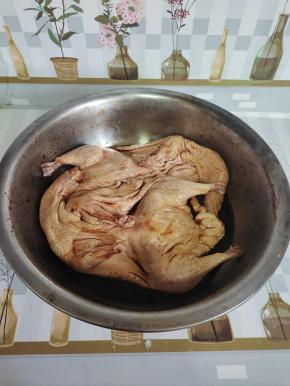 把鸭子放进料汁儿里面，涂抹均匀，再给它按摩按摩10分钟，让鸭子充分吸收汤汁儿！盖上保鲜膜腌制4天左右！中途记得翻面几次，让鸭子更入味儿！（夏天放在冰箱冷藏腌制，寒冬腊月直接放在室内腌制即可！）