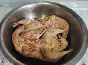 把鸭子放进料汁儿里面，涂抹均匀，再给它按摩按摩10分钟，让鸭子充分吸收汤汁儿！盖上保鲜膜腌制4天左右！中途记得翻面几次，让鸭子更入味儿！（夏天放在冰箱冷藏腌制，寒冬腊月直接放在室内腌制即可！）