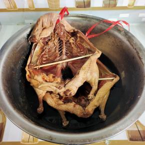 腌制好的鸭子，用筷子把鸭肚子撑起来，再在脖子上拴一个绳子，以便于挂起来晾晒！