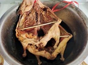 腌制好的鸭子，用筷子把鸭肚子撑起来，再在脖子上拴一个绳子，以便于挂起来晾晒！