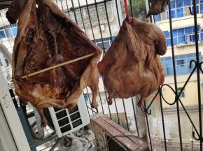 挂在阳台上通风处，把鸭子风干！