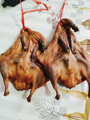 风干好的酱腊鸭，色泽金黄，酱香浓郁！