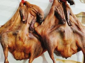 风干好的酱腊鸭，色泽金黄，酱香浓郁！