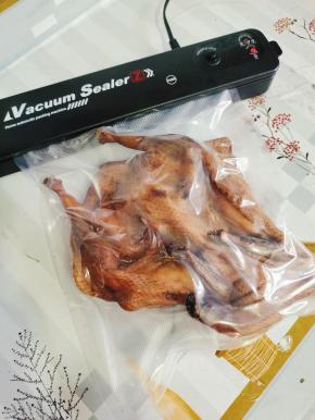 有条件的把风干好的酱腊鸭装在袋子里抽真空，放冰箱冷冻保存！（没有真空机的直接装在袋子里，放冰箱冷冻保存！不要挂在阳台上时间太久，腊味太重不好吃了！打春后就要收起来放冰箱冷冻保存！）