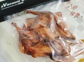 有条件的把风干好的酱腊鸭装在袋子里抽真空，放冰箱冷冻保存！（没有真空机的直接装在袋子里，放冰箱冷冻保存！不要挂在阳台上时间太久，腊味太重不好吃了！打春后就要收起来放冰箱冷冻保存！）