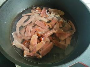 腊肉煮一下捞出备用。