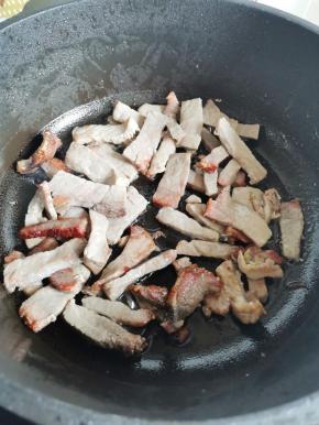 起锅热油炒香腊肉，