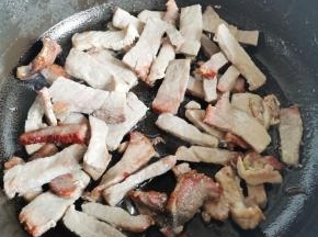 起锅热油炒香腊肉，
