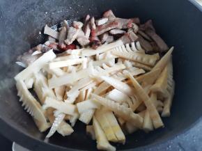 加竹笋翻炒，