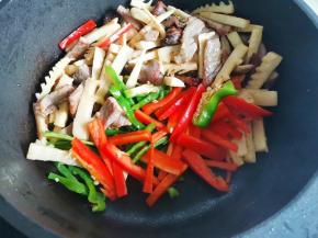 加入青红椒炒匀，