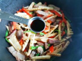 加入一勺生抽调味，