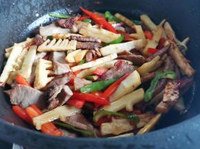 翻炒即可出锅。