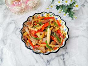 简单又下饭的竹笋炒腊肉就做好啦。