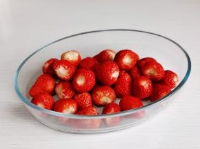 草莓去蒂，冲洗干净。