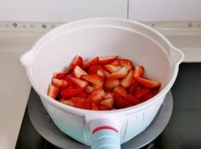 腌制好后倒入奶锅中。