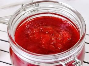 自制草莓酱。